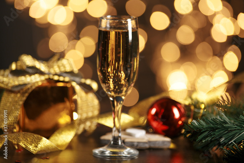 Fotografía selective focus of glasses full of champagne against christmas lights