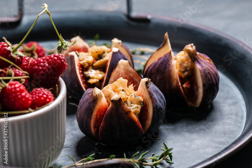 Figs with soft cheese and nuts drizzled with honey Tableau sur Toile