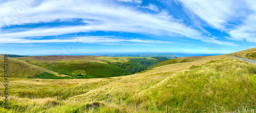 Cuadros en Lienzo Looking towards the coastal town of Ramsey from the famous Isle of Man TT Mounta