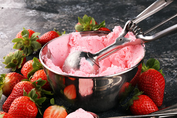 Canvas Print - Strawberry ice cream scoop with fresh strawberries and waffle icecream cones