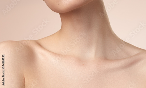 Fotomural women's neck shoulder lips and collarbone on nude background