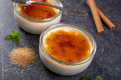 Fotografía Creme brulee - tasty traditional French dessert