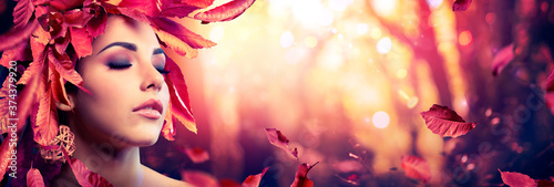 Cuadros en Lienzo Autumn Woman - Beauty Fashion Model Girl With Red Leaves In Forest