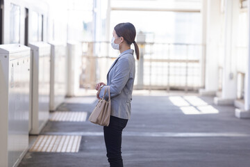 Wall Mural - マスク姿で電車通勤をする女性