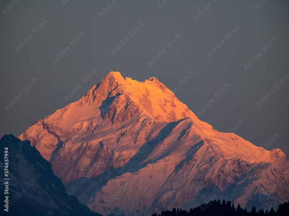 Sonnenaufgang in Gangtok mit Blick auf den Kanchenjunga   - obrazy, fototapety, plakaty 