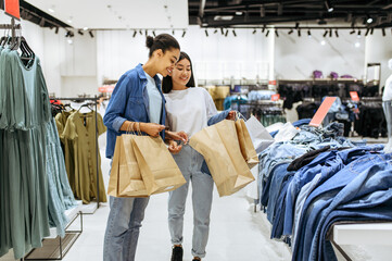 Canvas Print - Girlfriends with cardboard bags, clothing store