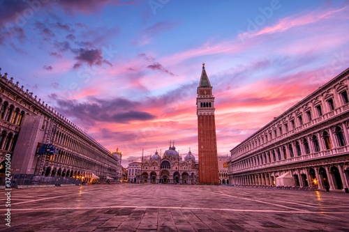 Fotomural Saint Mark's square with campanile and basilica in Venice.
