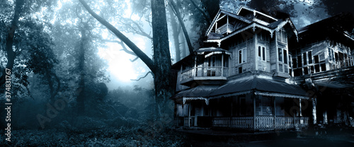 Fotografía Haunted house. Old abandoned house in the night forest