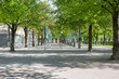 München: Spaziergang durch den idyllischen und leeren Hofgarten mit blühenden Linden Bäumen während der Corona Virus Pandemie nahe einem Café mit geschlossener Terrasse  