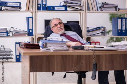 Fotografía Old male employee unhappy with excessive work
