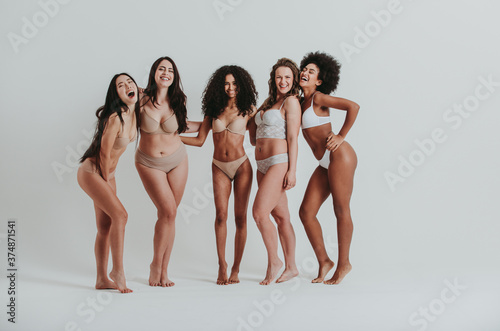 Fotografía Group of women with different body and ethnicity posing together to show the woman power and strength
