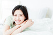 © Mengxiangwei - Asian women laughing in bed