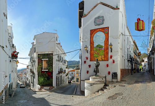 Fotografía Alora, Andalucia, Spain: narrow alleys in a hillside white village, with christm