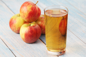 Wall Mural - Glasses with apple juice and ripe apples