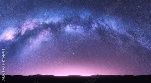 Dekoracja na wymiar  luk-drogi-mlecznej-fantastyczny-nocny-krajobraz-z-jasna-lukowata-droga-mleczna-fioletowe-niebo-z-gwiazdami