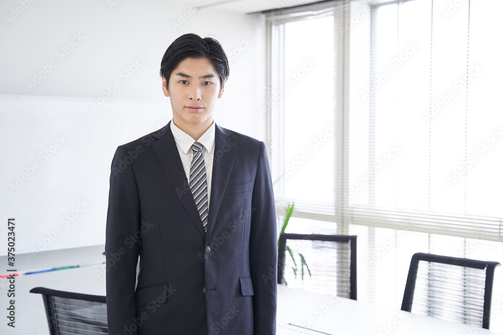 会議室で立つ日本人男性ビジネスマン Wall Mural Wallpaper Murals Mapo 会議室で立つ日本人男性ビジネスマン Wall Mural Wallpaper Murals Mapo