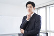 © mapo - 会議室で考え事をする日本人男性ビジネスマン