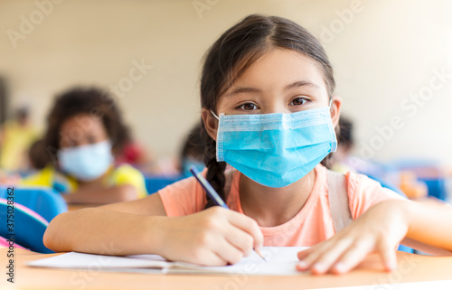 Cuadros en Lienzo students wearing mask and studying in the classroom.