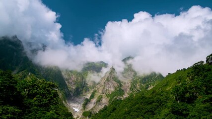 Wall Mural - 雲湧く谷川岳一の倉沢