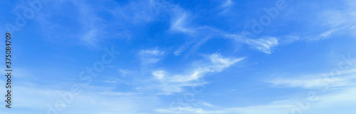 Photo blue sky with beautiful natural white clouds