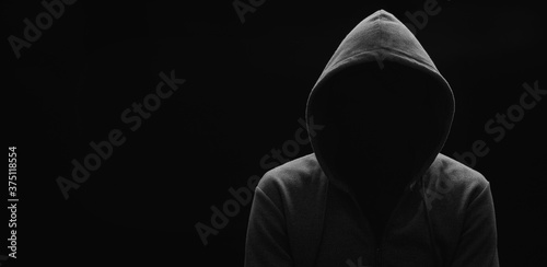 Cuadros en Lienzo dark mysterious man in a hoodie is hiding his face, hacker, anonymous