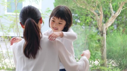 Poster - 抱き合う母子　子育てイメージ