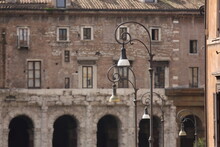 Publiczne Latarnie Znajdujące Się Przy Ulicy Prowadzącej Do Starożytnego Teatru W Rzymie