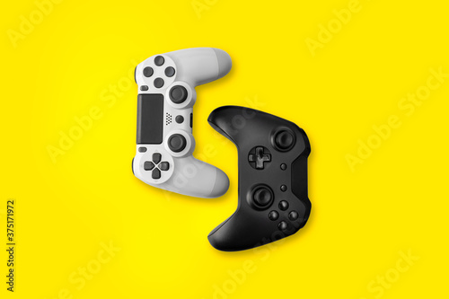 Cuadros en Lienzo White and Black game controllers on yellow background