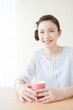 © Paylessimages - コーヒーを飲む女性