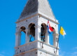 Trogir Chorwacja dzwonnica starego miasta z zawieszonymi flagami .