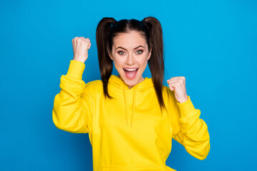 Poster - Close-up portrait of her she nice attractive lovely pretty winsome cheerful cheery glad lucky brown-haired girl rejoicing having fun isolated over bright vivid shine vibrant blue color background