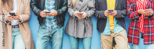 Fotografía Group of friends using mobile phones app - Teenagers people addiction to new sma