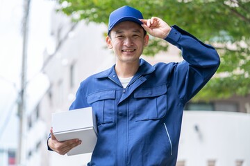 Canvas Print - 荷物を配送するアジア人男性　ポートレート