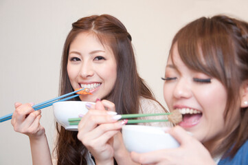 Wall Mural - 鍋料理を食べる女性