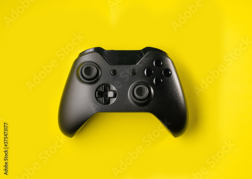 Cuadros en Lienzo Top view Black controller on yellow background