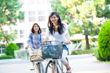 Canvas Print - 自転車に乗る女子大学生