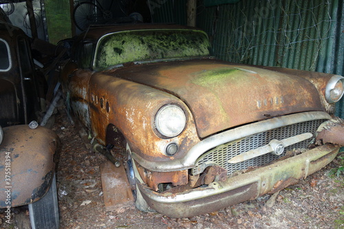Verrostetes Oldtimer Auto in alter gammeliger Garage. © Sophia