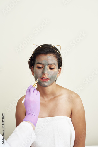 Cuadros en Lienzo A gray mud mask is applied to a lovely young woman
