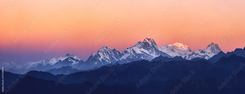 Panoramic view of the snowy mountains famous Annapurna Nature Reserve, Nepal. - obrazy, fototapety, plakaty 