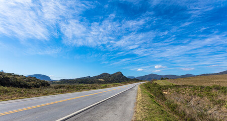 Poster - Paisagem rural com estrada de asfalto