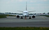 Fototapeta  - Samolot na drodze dojazdowej do pasa startowego na lotnisku Chopina w warszawie Polska