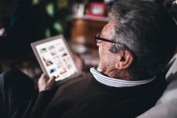 Granparent using tablet - accesibility - Everyday technology