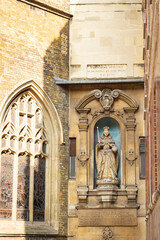 Vertical shot of Queen Elizabeth old statue in London