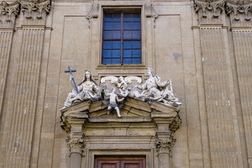 Canvas Print - Closeup shot of statues on the entrance to an ancient building in Florence Italy