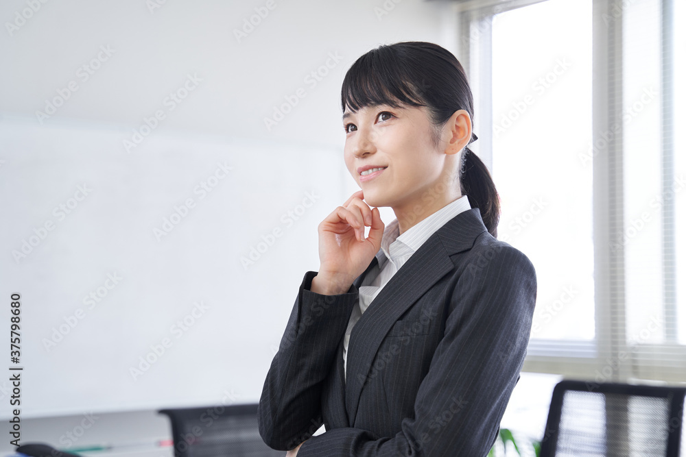 オフィスで考え事をする日本人女性ビジネスウーマン Wall Mural Mapo