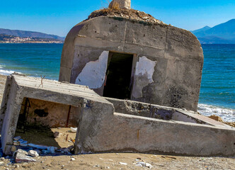 Überreste von Betonbefestigungen aus dem 2. Weltkrieg an der Küste auf der Insel Samos