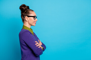 Profile side view portrait of her she nice attractive pretty intelligent cheerful girl freelancer librarian folded arms isolated bright vivid shine vibrant blue green teal turquoise color background