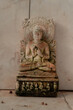Mały posąg Buddy w świątyni.
