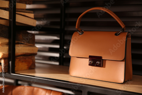 Stylish woman's bag on shelf in boutique Tableau sur Toile
