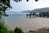 Fototapeta Pomosty - ulewa descz nad jeziorem molo pomost